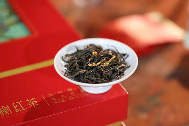 润元昌满堂红：满堂红运盛，笑碰茶杯声