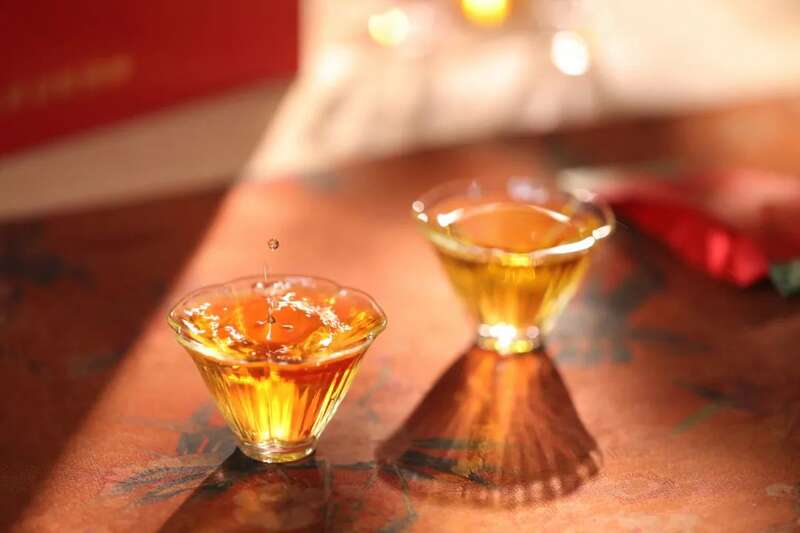 润元昌满堂红：满堂红运盛，笑碰茶杯声