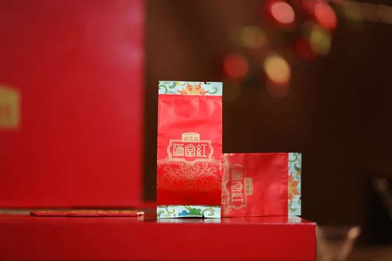 润元昌满堂红：满堂红运盛，笑碰茶杯声