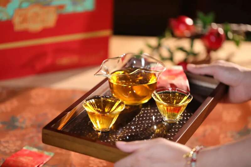 润元昌满堂红：满堂红运盛，笑碰茶杯声