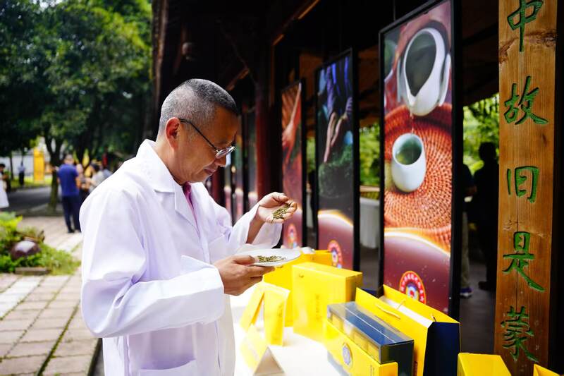 守护非遗根脉 品味黄芽雅韵： 首届“蒙顶黄茶杯”四川黄茶斗茶大赛隆重举办，共绘产业振兴蓝图