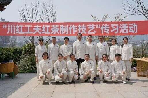四川省工匠练学燕——以感恩之心守茶香 以传承创新铸匠心