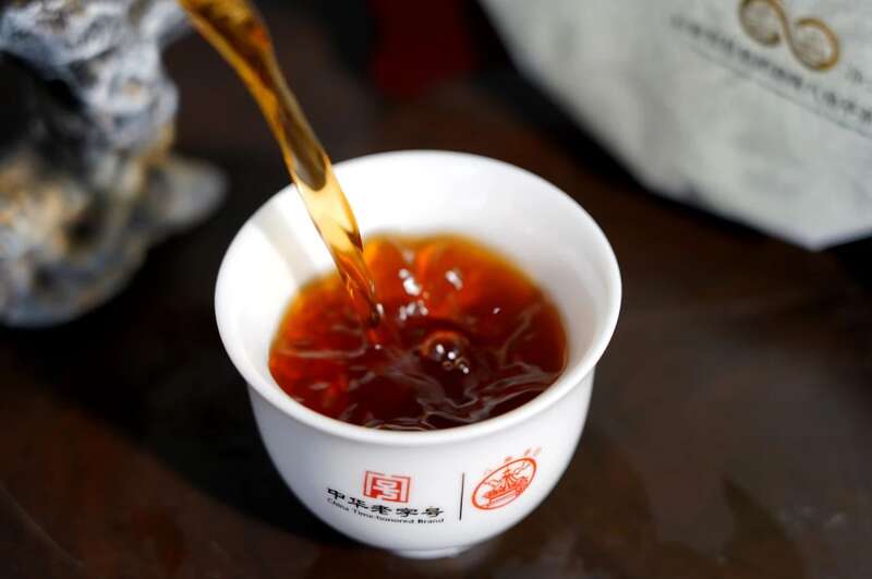 八角亭冠千山鎏金重磅上市！古树臻味，岁月鎏金的醇香典藏