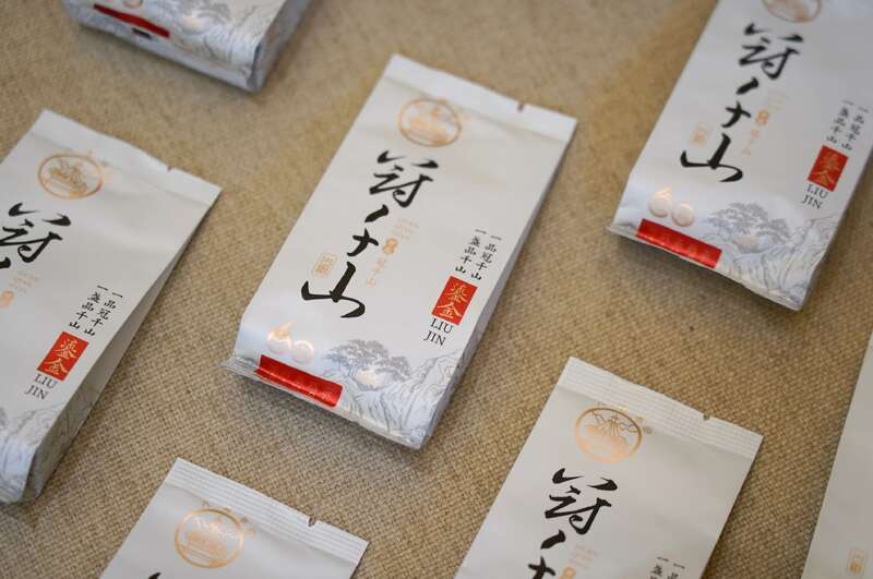 八角亭冠千山鎏金重磅上市！古树臻味，岁月鎏金的醇香典藏