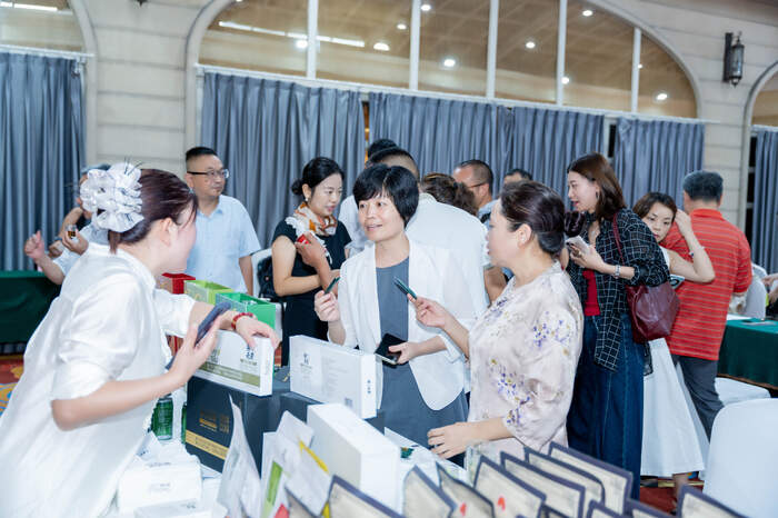 亮相成都IFS、对话蜀茶圈，珠遵新茶饮破浪蓉城