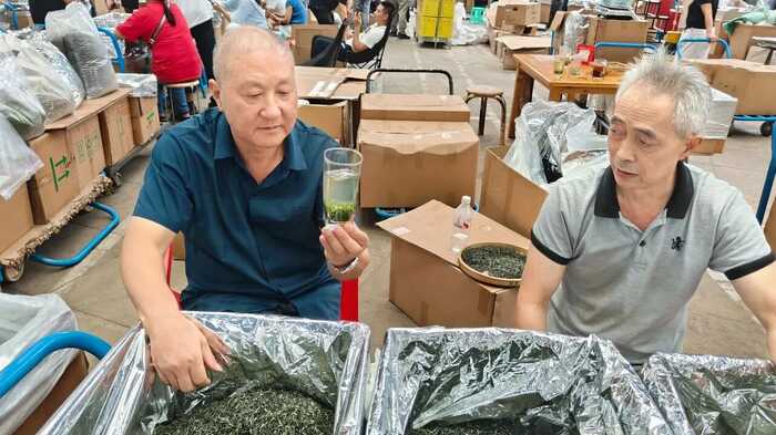 市场购销两旺 名山区秋茶交易迎来高峰