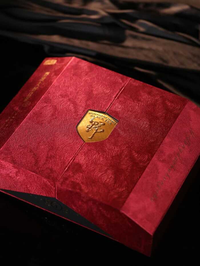 润元昌百年野放大树红茶，奇韵天奢，礼遇非凡