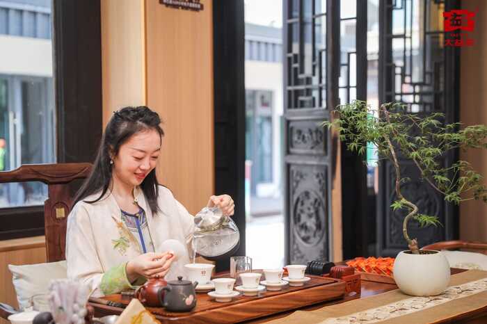 全球南方论坛多国嘉宾走进大益店，共品茶香里的民族韵味