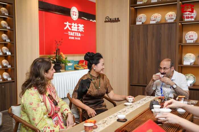 全球南方论坛多国嘉宾走进大益店，共品茶香里的民族韵味