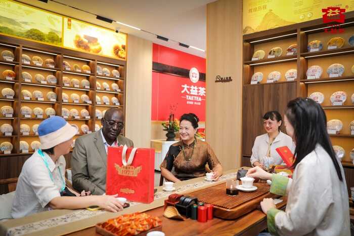 全球南方论坛多国嘉宾走进大益店，共品茶香里的民族韵味