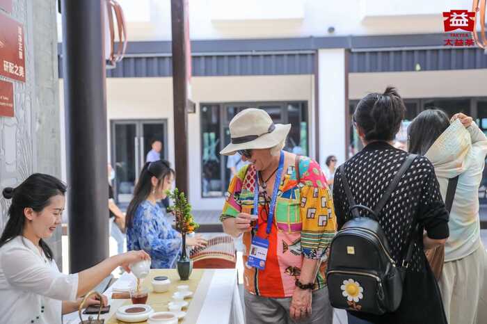 全球南方论坛多国嘉宾走进大益店，共品茶香里的民族韵味