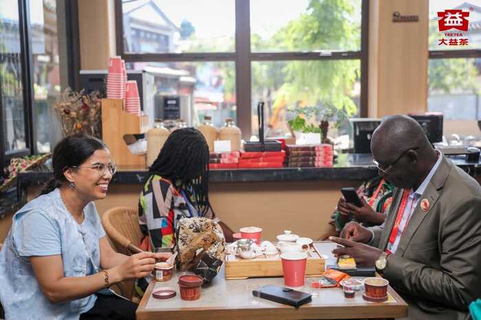 全球南方论坛多国嘉宾走进大益店，共品茶香里的民族韵味