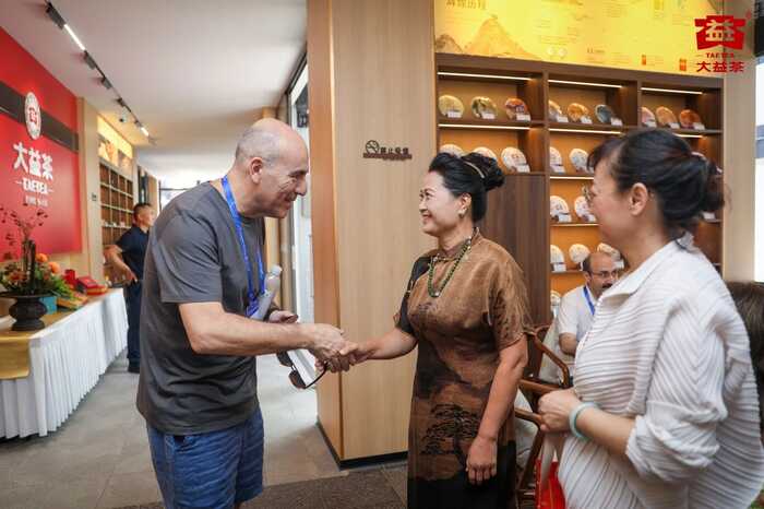全球南方论坛多国嘉宾走进大益店，共品茶香里的民族韵味