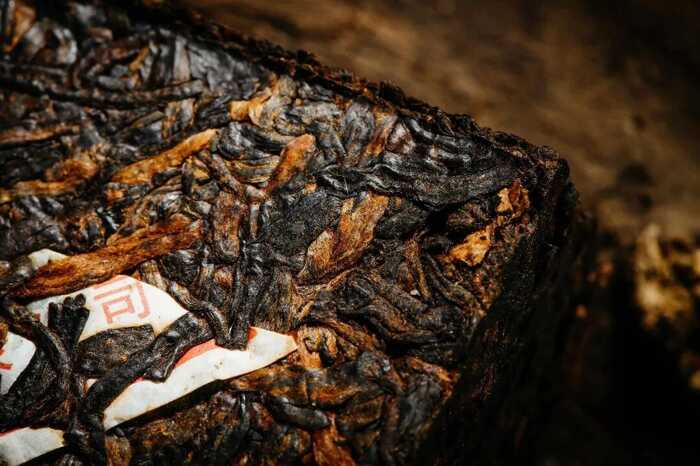 从80年代获国家外经贸部嘉奖，到参与国标样品研制，澜沧古茶何以筑牢熟茶品质根基？