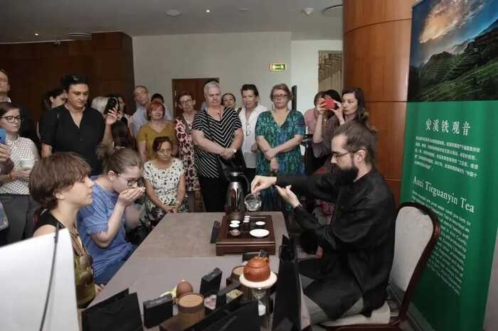 福建以茶为媒，向世界分享中国智慧