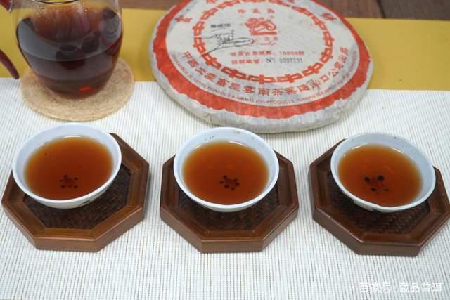 如何正确冲泡普洱熟茶：醒茶、水温与投茶量技巧