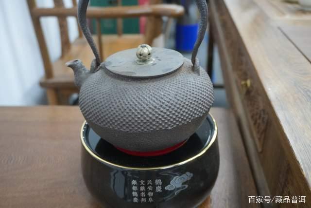 如何正确冲泡普洱熟茶：醒茶、水温与投茶量技巧