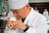 “云南省评茶师技术状元”新鲜出炉 全省评茶师技能决赛在勐海举行
