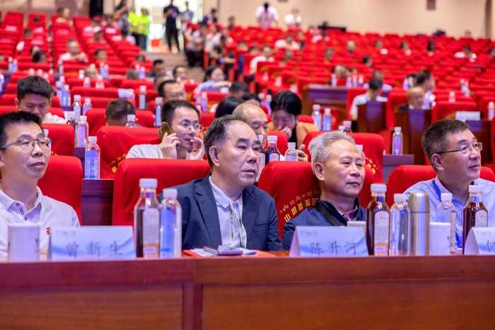 陈升茶业荣获“乡村振兴龙头企业”，陈升河董事长荣膺“勐海荣誉市民”