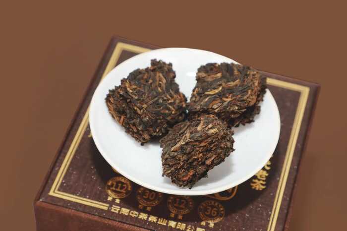 新品上市  中茶年份九十年代老茶-御极 普洱茶（生茶）紧压茶