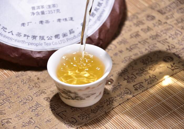 2025年一头大象“越陈越香”生茶饼