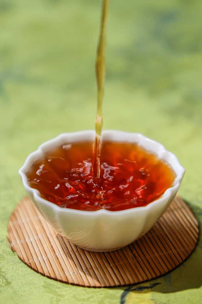 经典7663沱茶:国民熟茶的百年口粮传奇 下关经典7663沱茶:源自1976的焦糖香醇,盒装升级版惊艳来袭!