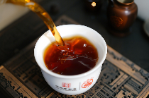 传承·龙腾初心 普洱熟茶时光韵味 传承匠心,八角亭龙腾初心 纪念版普洱熟茶,献礼每个重要时刻