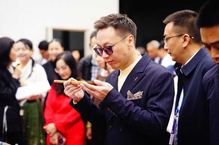 茶香迎贵客,共品藏茶香:多国使节走进雅安和龙茶业,共启茶文化交融新篇章 茶香迎贵客,共品藏茶香:多国使节走进雅安和龙茶业,共启茶文化交融新篇章
