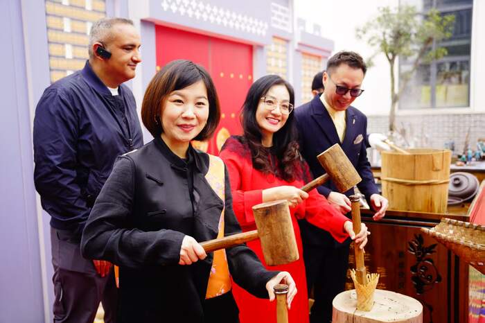 茶香迎贵客,共品藏茶香:多国使节走进雅安和龙茶业,共启茶文化交融新篇章 茶香迎贵客,共品藏茶香:多国使节走进雅安和龙茶业,共启茶文化交融新篇章