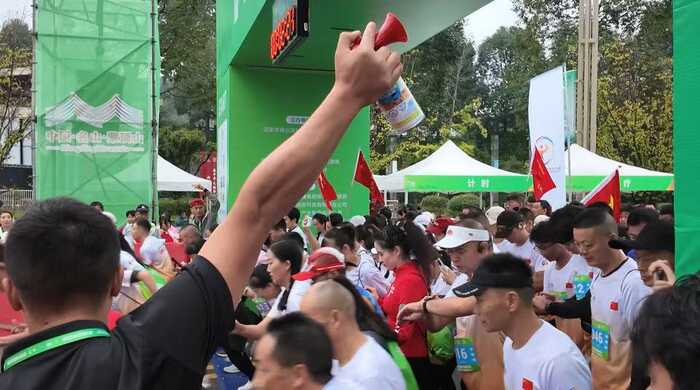 千年茶马古道变身“超嗨”跑道!千余名选手在蒙顶山茶香中奔跑登高 千年茶马古道变身“超嗨”跑道!千余名选手在蒙顶山茶香中奔跑登高