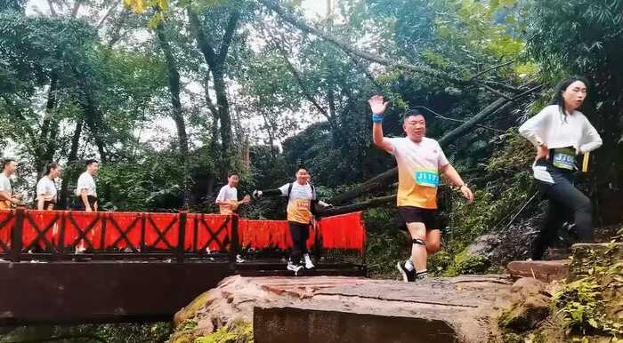 蒙顶山茶马古道重阳登高点燃文体旅融合新热潮 千年茶马古道变身“超嗨”跑道!千余名选手在蒙顶山茶香中奔跑登高