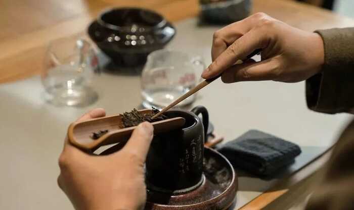 老茶评判不看年份,关键在口感转化与仓储环境差异 存了多少年的茶才算老茶?