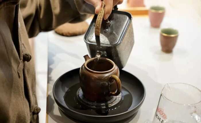 老茶评判不看年份,关键在口感转化与仓储环境差异 存了多少年的茶才算老茶?