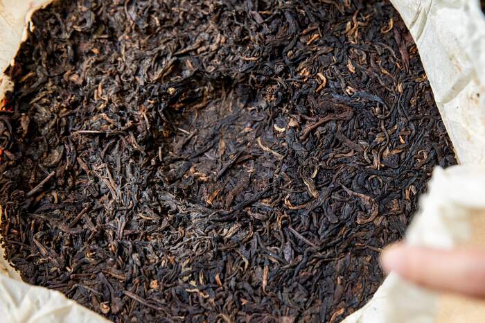 老茶评判不看年份,关键在口感转化与仓储环境差异 存了多少年的茶才算老茶?