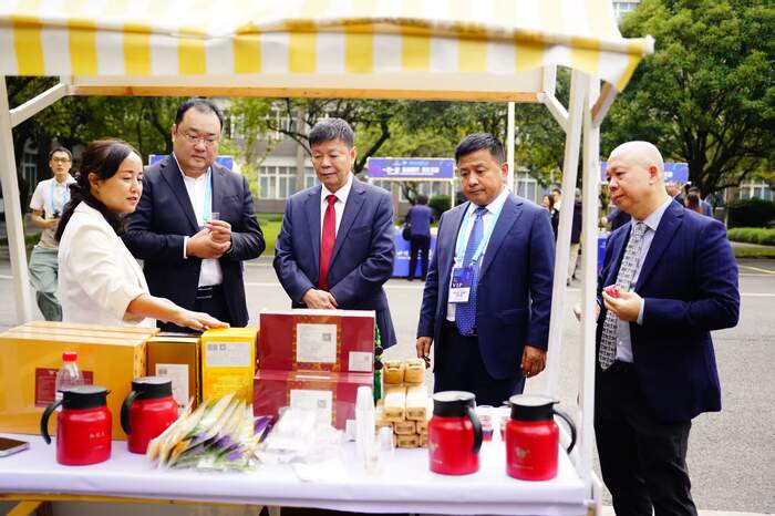 茶香迎贵客，共品藏茶香：多国使节走进雅安和龙茶业，共启茶文化交融新篇章